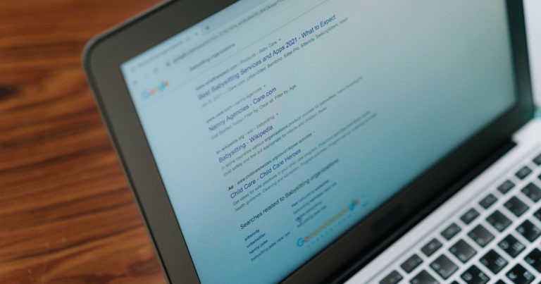Arama motoru sayfası açık dizüstü bilgisayar