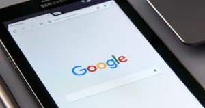 Tablet ekranında Google arama sayfası