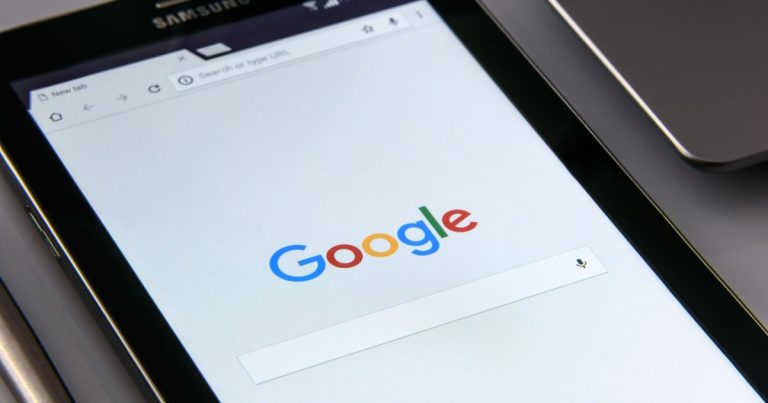 Tablet ekranında Google arama sayfası