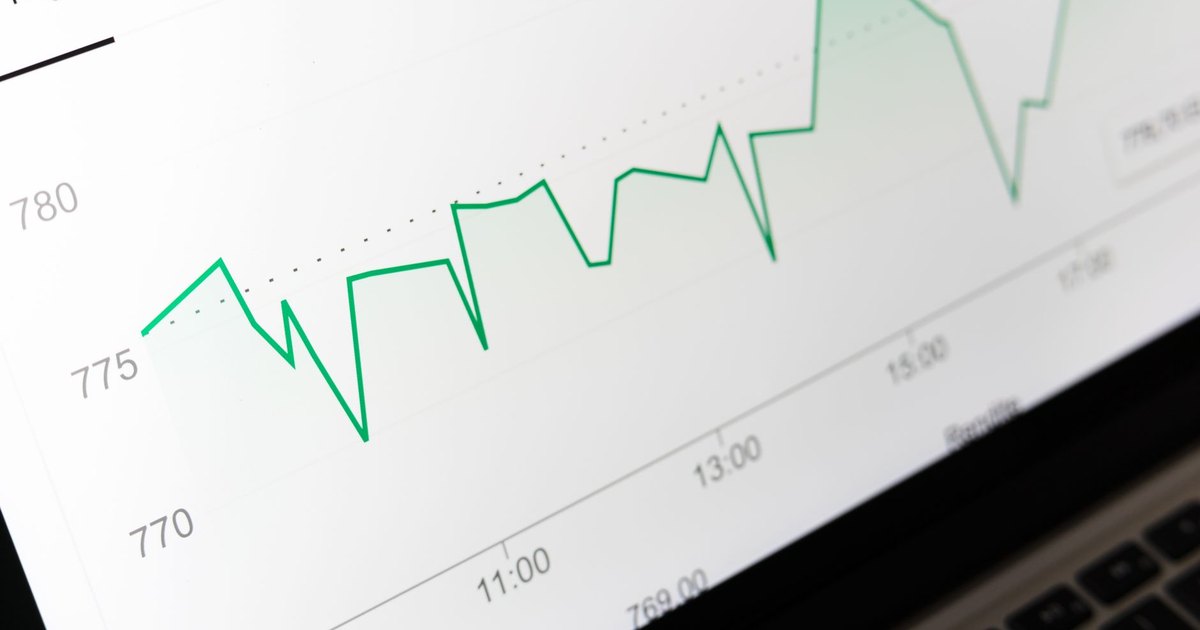 Bilgisayar ekranında veri eğilimlerini gösteren grafik