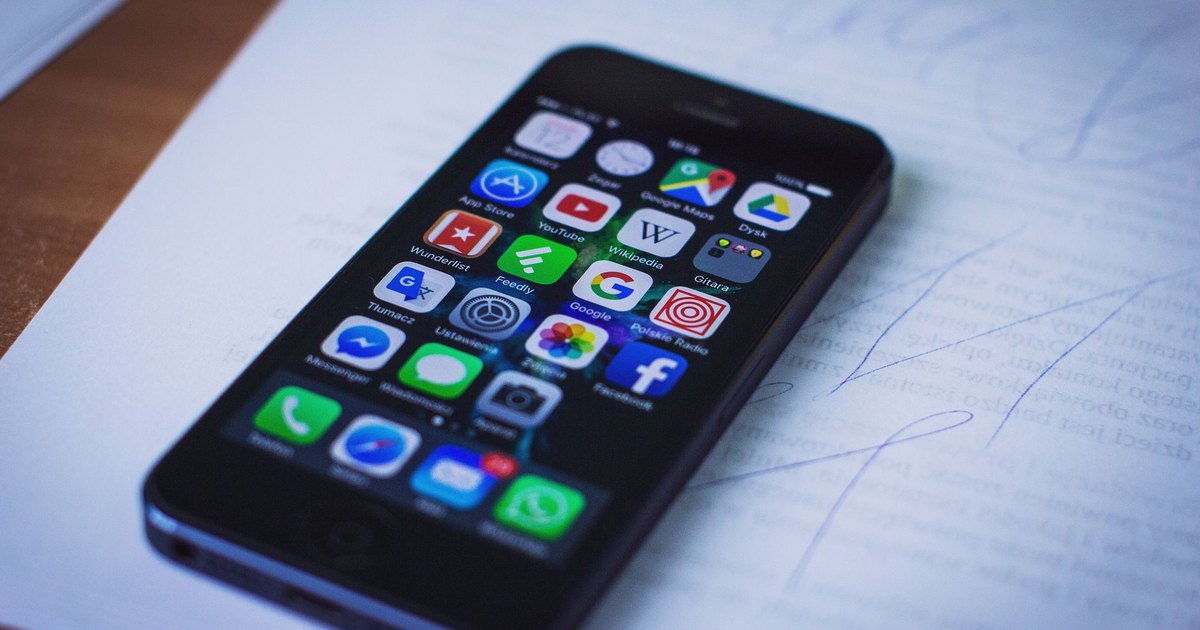 Belgelerin üzerinde uygulamaları açık akıllı telefon