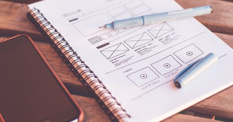 Not defterine çizilmiş web sitesi tel kafes taslakları ve kalem