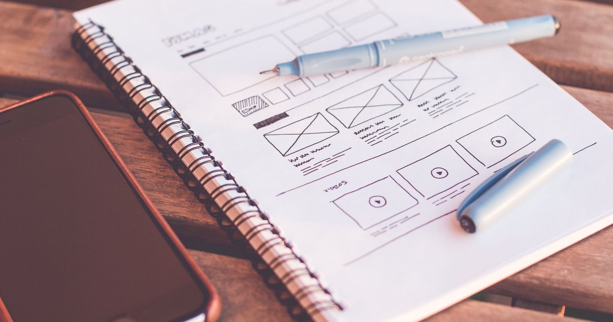 Not defterine çizilmiş web sitesi tel kafes taslakları ve kalem