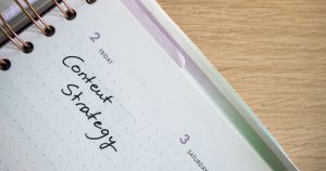 Ahşap masada 'Content Strategy' yazılı ajanda