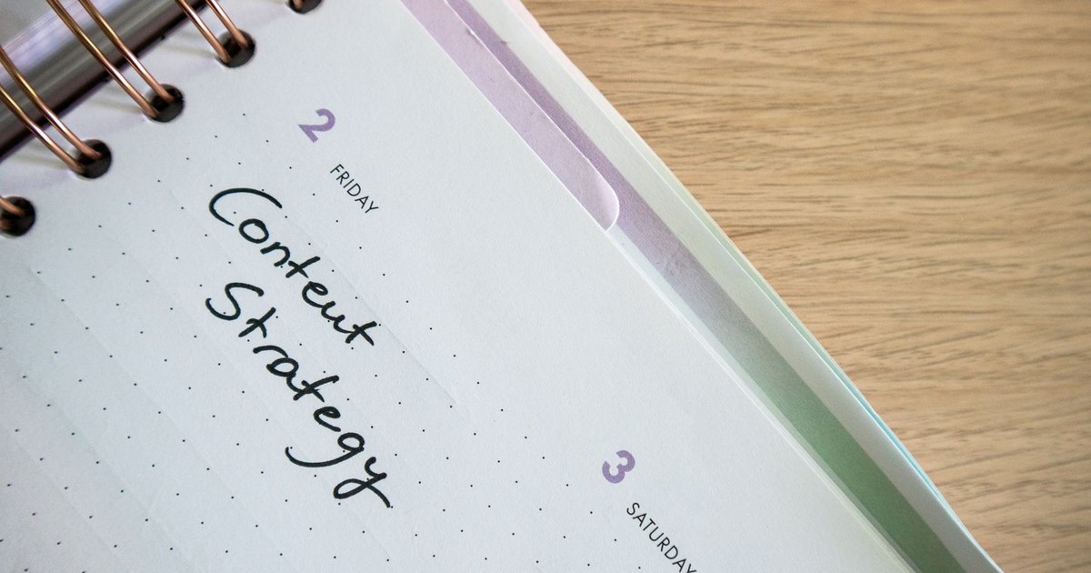 Ahşap masada 'Content Strategy' yazılı ajanda