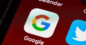 Akıllı telefon ana ekranında Google ve diğer uygulama simgeleri
