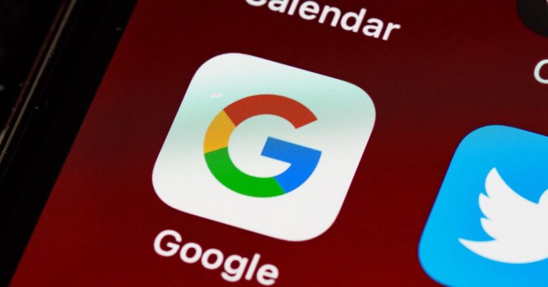 Akıllı telefon ana ekranında Google ve diğer uygulama simgeleri