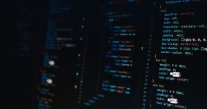 Koyu ekranda CSS kodu satırları, teknik SEO ve site kodu çalışması