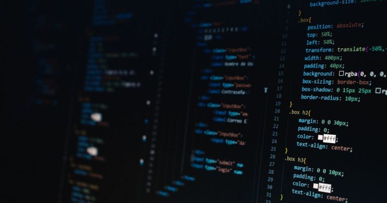 Koyu ekranda CSS kodu satırları, teknik SEO ve site kodu çalışması
