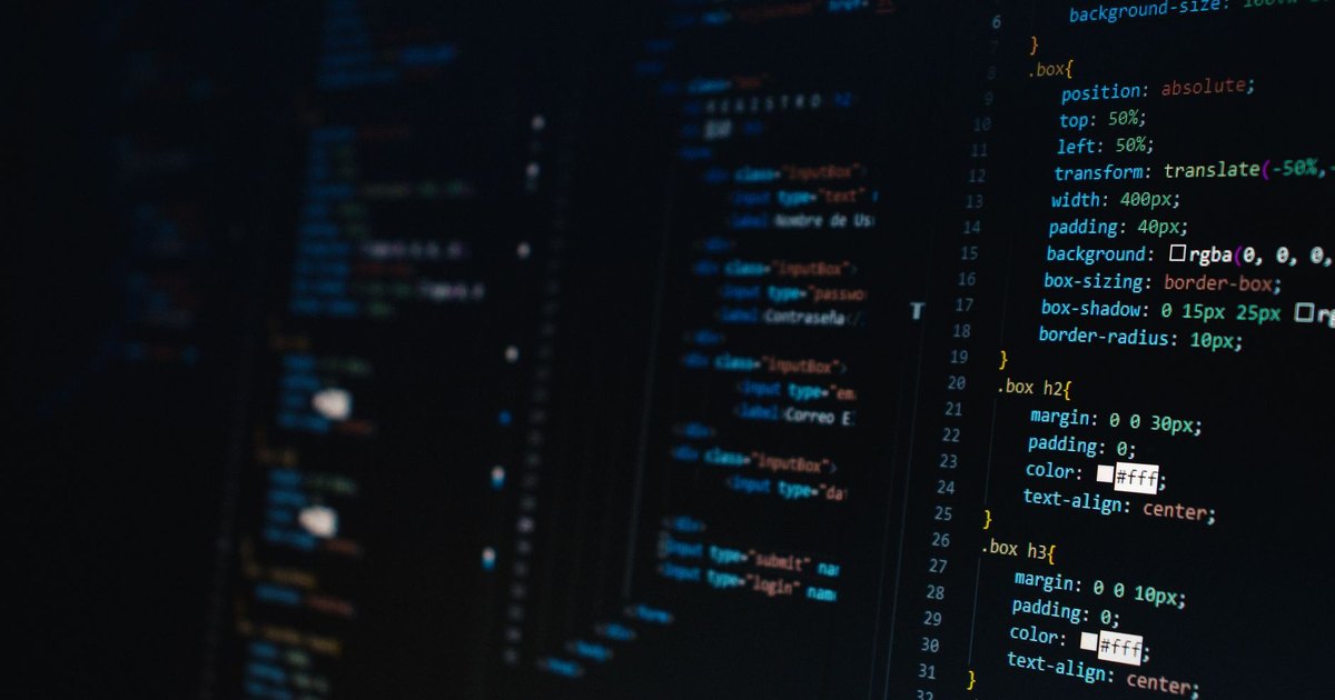 Koyu ekranda CSS kodu satırları, teknik SEO ve site kodu çalışması