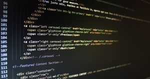 Bilgisayar monitöründe HTML kodu