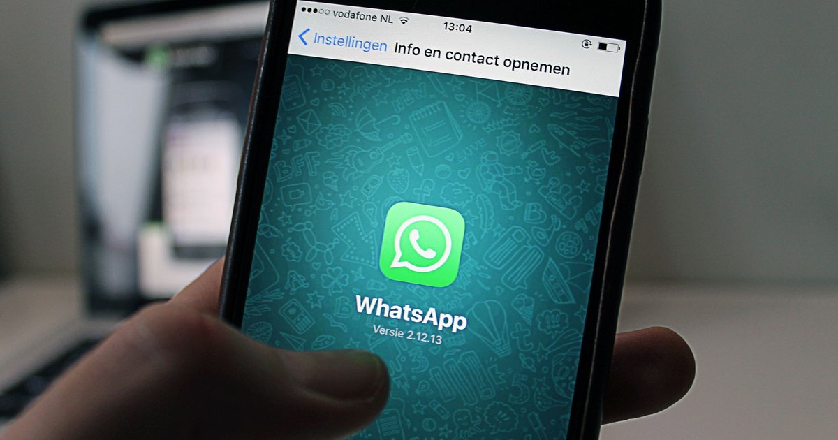 Ekranında WhatsApp uygulaması açık akıllı telefon tutan kişi