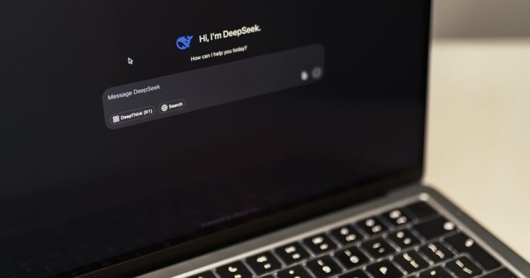Dizüstü bilgisayarda yapay zeka asistanı ekranı