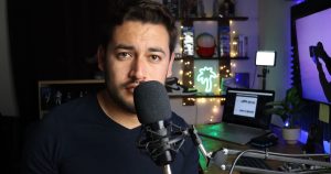 Mikrofonlu ev stüdyosunda kayıt yapan podcast yayıncısı