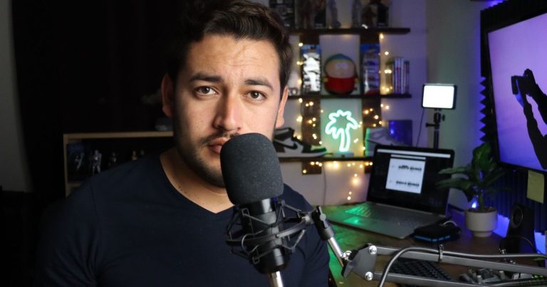 Mikrofonlu ev stüdyosunda kayıt yapan podcast yayıncısı